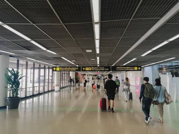 01 października 2019, pasażerowie pieszo do bramy na lotnisku Donmuang Bangkok. Tajlandia — Zdjęcie stockowe