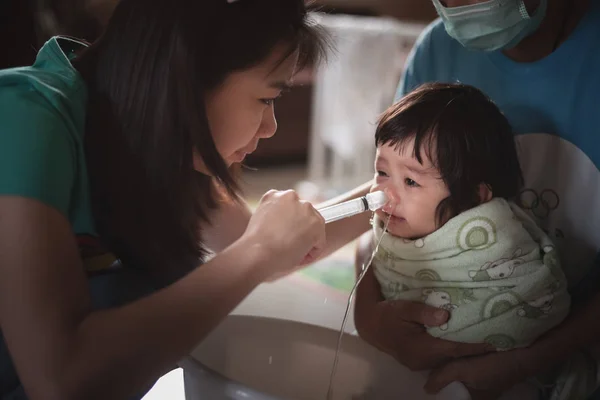 Mãe bebê lavagem nasal em casa — Fotografia de Stock