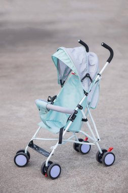 Gri arkaplanda bebek arabasını kapat