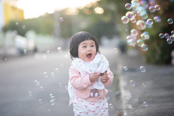 Retrato de bebê bonito na noite de pôr do sol — Fotografia de Stock