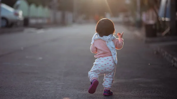 Porträt des süßen Babys am Abend des Sonnenuntergangs — Stockfoto