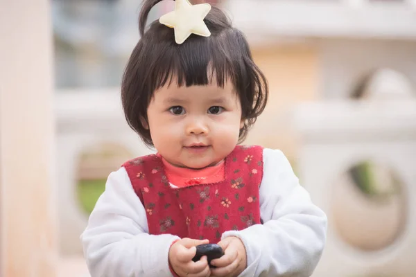 Portrait de bébé mignon jouant sur la pelouse — Photo