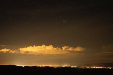 Dağlarda Samanyolu ışığı. Gecenin renkli manzarası.