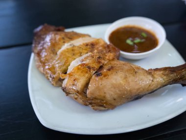 Ahşap masadaki tavuğu yakın.