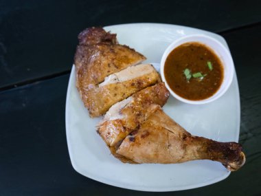 Ahşap masadaki tavuğu yakın.