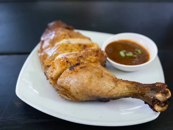 Primer plano de pollo al fuego en la mesa de madera —  Fotos de Stock