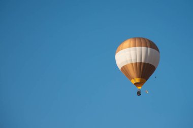 Balon uçuşu ve mavi gökyüzü arkaplanı