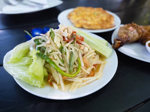 Som Tum Thai Isan Food, ensalada de papaya tailandesa sobre la mesa — Foto de Stock