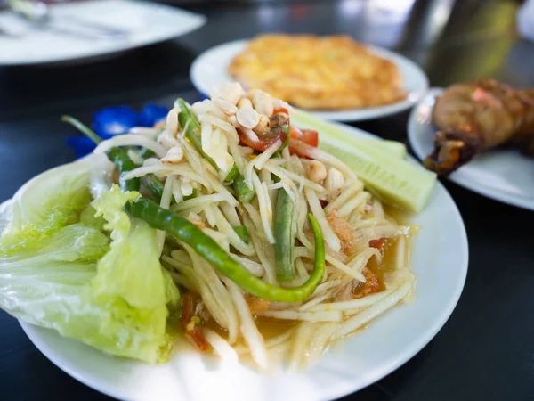 Som Tum Thai Isan Food, Salade de papaye thaïlandaise sur la table — Photo