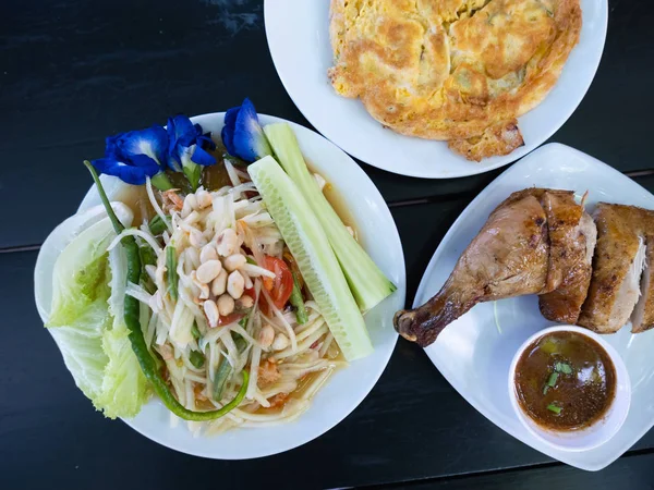 Som Tum Thai Isan Food, ensalada de papaya tailandesa sobre la mesa — Foto de Stock