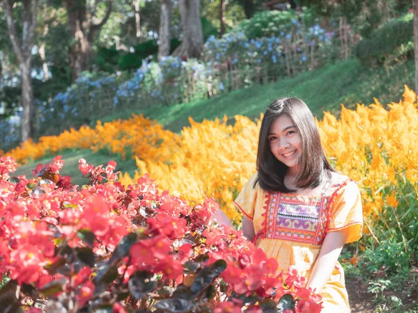 Portrait de belle fille dans le jardin de fleurs — Photo