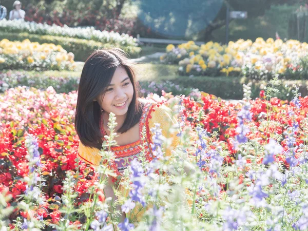 Retrato de menina bonita no jardim de flores — Fotografia de Stock