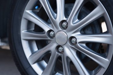 Tekerlekleri kapatın, beyaz araba, ulaşım konsepti