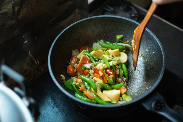 Cerrar las verduras fritas en la sartén en la cocina —  Fotos de Stock