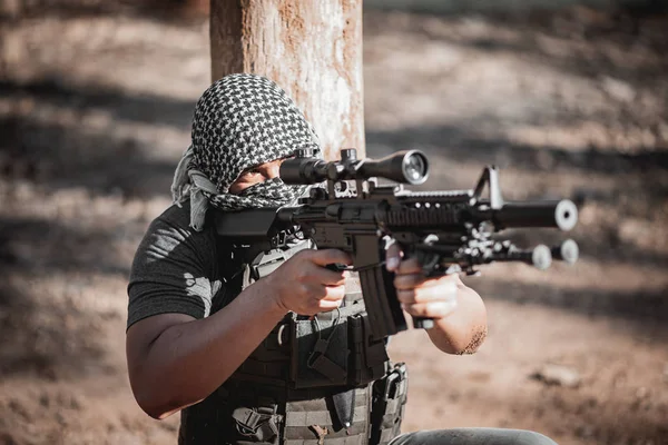 Man terrorist wearing a mask and holding a gun, Terrorist concpe — Stock Photo, Image