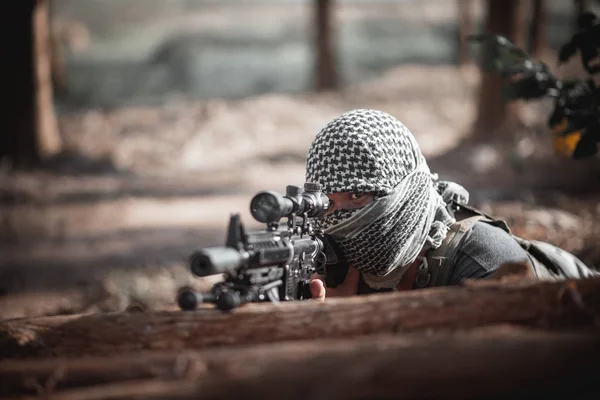 Man terrorist wearing a mask and holding a gun, Terrorist concpe — Stock Photo, Image