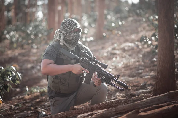 Uomo terrorista con una maschera e una pistola in mano, Terrorista concpe — Foto Stock