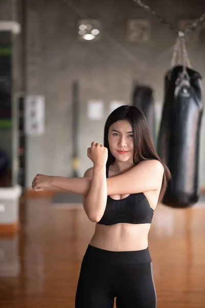 女运动员在健身房锻炼前伸展身体 — 图库照片