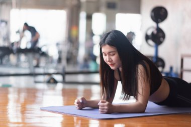 Spor salonunda spor yapan kadınlar.