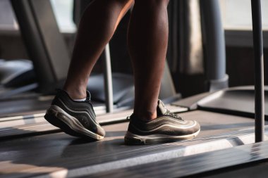 Spor salonundaki koşu bandını kullanarak ayaklarını kapat.