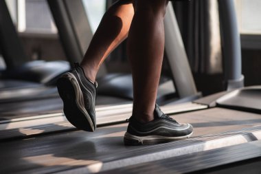 Spor salonundaki koşu bandını kullanarak ayaklarını kapat.