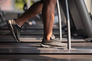 Spor salonundaki koşu bandını kullanarak ayaklarını kapat.