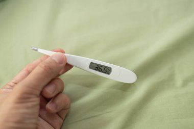 Yatağın termometresini kapat, COVID-19, NCoV, WUHAN virüs konsepti