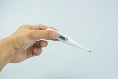 Beyaz arka plandaki termometreyi kapat, COVID-19, NCoV, WUHAN virüs konsepti