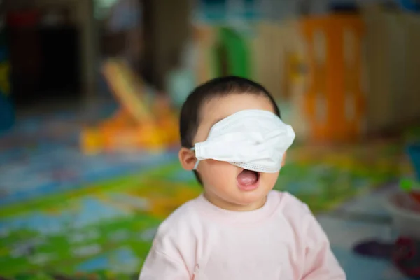 Cerrahi maske takan bebek evde kalsın. Covid-19 koronavirüs konsepti