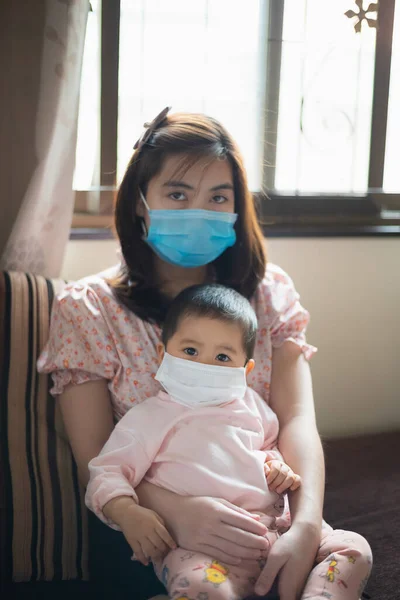 Mãe Sua Filha Usando Máscara Cirúrgica Ficar Casa Conceito Coronavírus — Fotografia de Stock