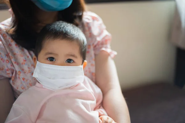 手術用マスクをした赤ちゃんは家にいます Covid 19コロナウイルスの概念 — ストック写真