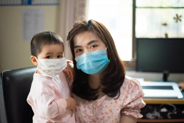 Mamma Och Hennes Dotter Med Kirurgmask Stannar Hemma Begreppet Covid — Stockfoto