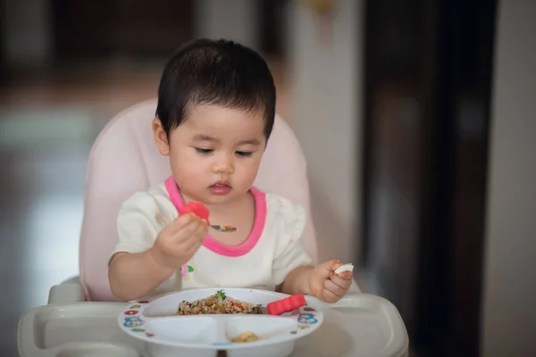 Симпатичный Малыш Пытается Питаться Самостоятельно Детском Кресле — стоковое фото