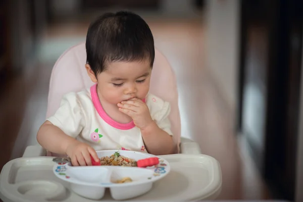 Симпатичный Малыш Пытается Питаться Самостоятельно Детском Кресле — стоковое фото