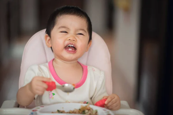 Bebê Bonito Tentar Comer Por Mesma Assento Bebê — Fotografia de Stock