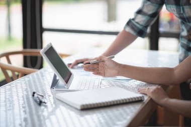 İki kişi bir proje hakkında konuşuyor, iş konsepti.