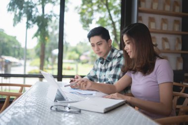 İki kişi bir proje hakkında konuşuyor, iş konsepti.