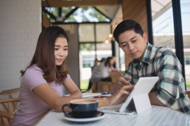 İki kişi bir proje hakkında konuşuyor, iş konsepti.