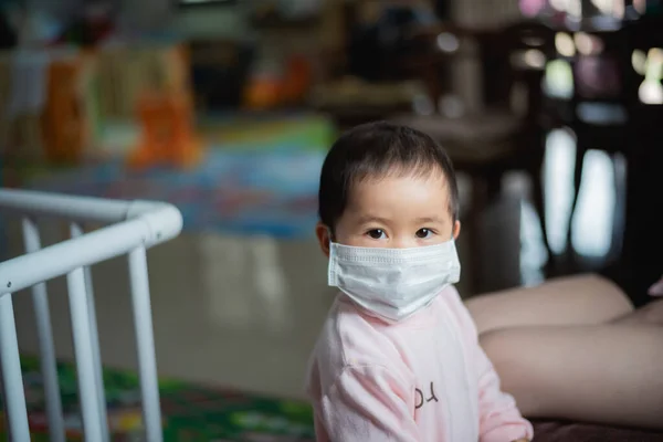 Baby Mit Operationsmaske Hause Bleiben Covid Coronavirus Konzept — Stockfoto
