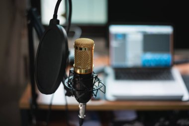 Müzik stüdyosundaki mikrofonu kapat, müzik konsepti