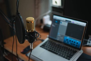 Müzik stüdyosundaki mikrofonu kapat, müzik konsepti