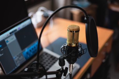 Müzik stüdyosundaki mikrofonu kapat, müzik konsepti