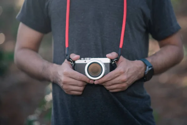 Nahaufnahme Eines Fotografen Mit Kamera Für Ein Foto — Stockfoto