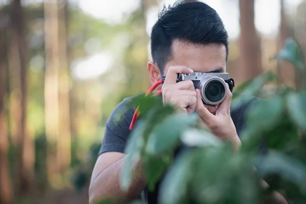 Fotograf Robiący Zdjęcia Lesie — Zdjęcie stockowe