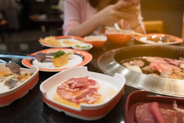 Barbekü veya Japon tarzı yakiniku için ızgara üzerinde ham sığır eti ve domuz eti dilim