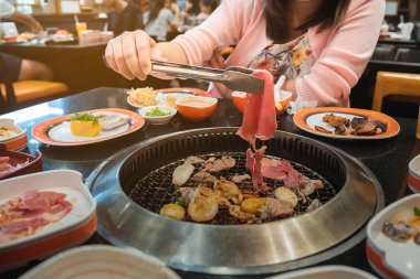 Barbekü veya Japon tarzı yakiniku için ızgara üzerinde ham sığır eti ve domuz eti dilim