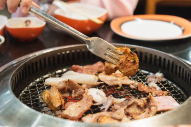 Barbekü veya Japon tarzı yakiniku için ızgara üzerinde ham sığır eti ve domuz eti dilim