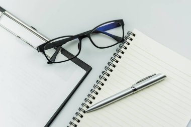 Gri arkaplandaki ofis masasını kapat