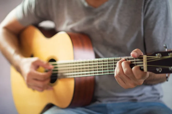 Músico Tocando Guitarra Acústica — Foto de Stock
