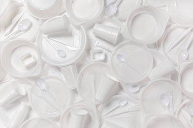 Gri arka planda yiyecek plastiği. Plastik ve ekolojinin geri dönüşümü kavramı. Plastik atık. Düz yatış, üst görünüm